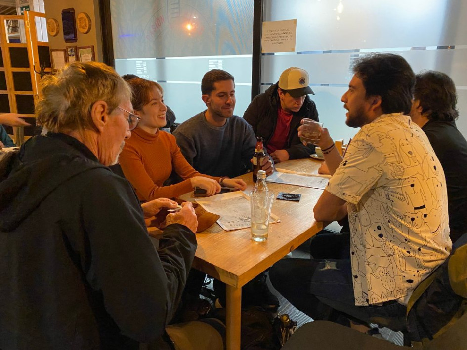 Foto | LA PATRIA  Inicialmente Langroup no cobraba por sus sesiones de conversación, pero decidieron que cobrar la entrada ayudaría económicamente a los restaurantes y cafés que les prestan el espacio.