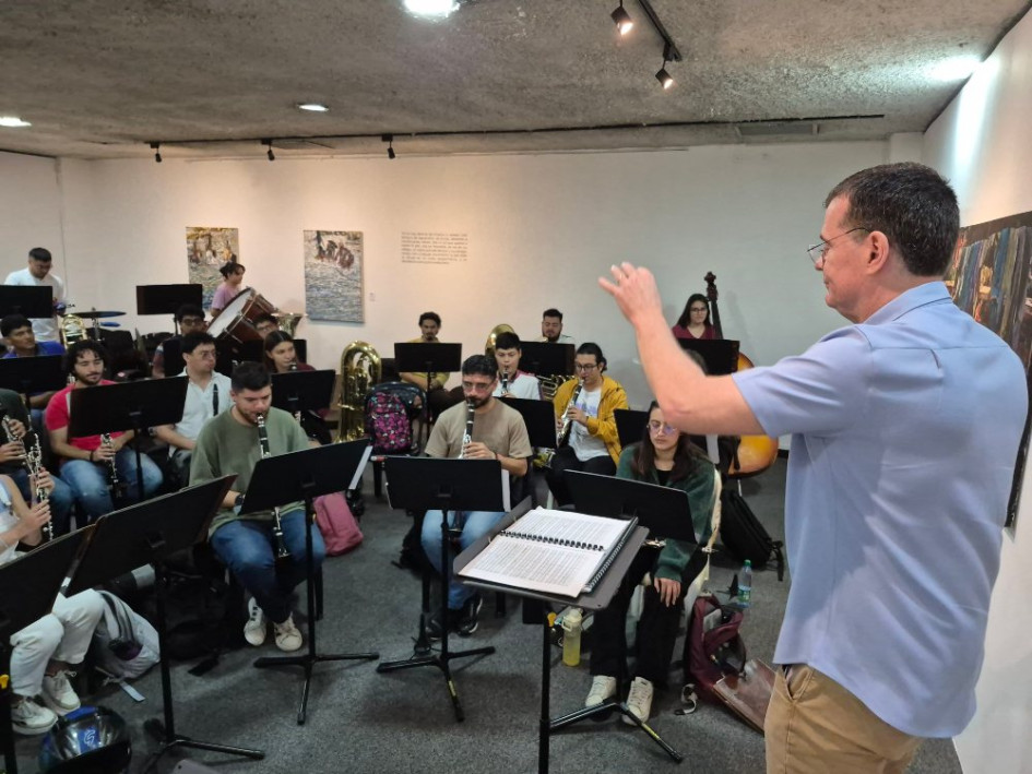 Foto | Freddy Arango | LA PATRIA   La Banda Municipal de Manizales estuvo ensayando ayer con el director Thomas Verrier quien entre risas les pedía a los músicos bailar para sentir los ritmos que tocaban.