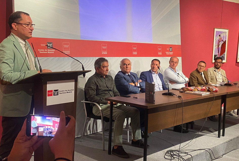 La mesa principal en la presentación del libro este martes en España. 