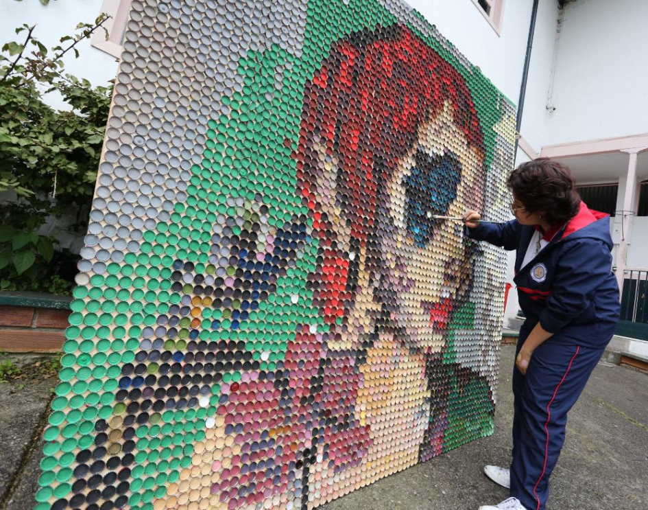 Foto | Luis Trejos | LA PATRIA Camila Rocha López, estudiante del grado 10 de la Institución Educatica La Camelia, es la autora de este cuadro El Rostro de la Metamorfosis, elaborado con cinco mil tapas. La obra es parte de la formación en arte que tienen las estudiantes desde grado séptimo hasta once.