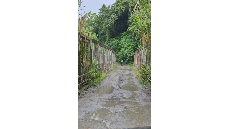 Este es el puente en la vía entre La Manuela y Palestina.