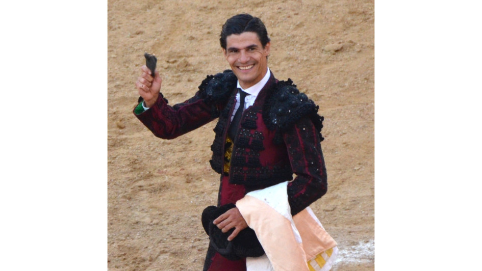 Pablo Aguado en la vuelta al ruedo, trofeo en mano, del desilusionante mano a mano con Juan Ortega. 