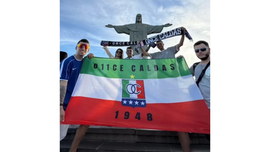 Pablo Fernández (izq.) nació en Estados Unidos y allá ha vivido gran parte de su vida. La influencia de su familia caldense lo llevó a volverse hincha del Once Caldas y a viajar a Río de Janeiro para verlo jugar ante Fluminense. En la foto, la visita con sus amigos al Cristo Redentor de Corcovado.