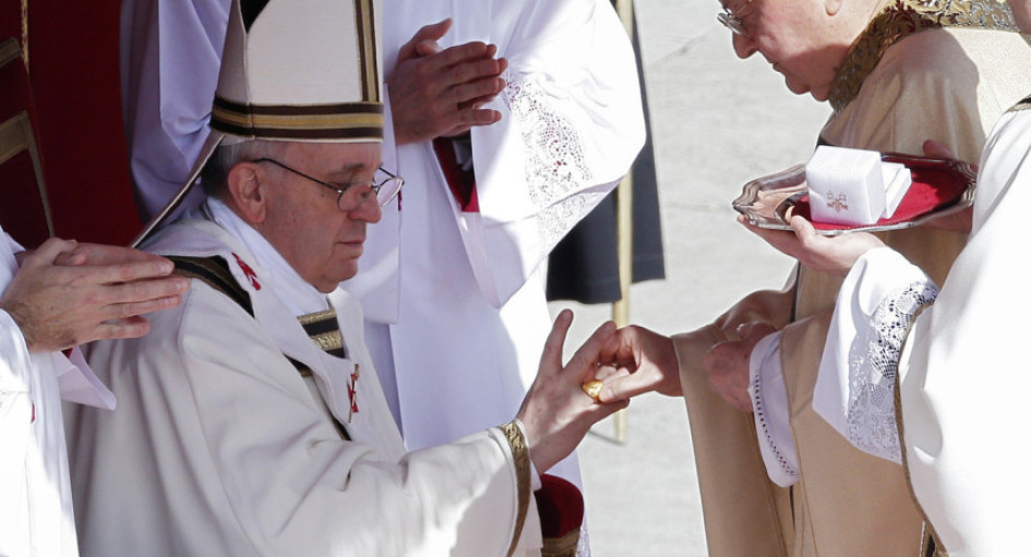 El papa Francisco, antecesor de León XIV, recibió el anillo del Pescador de manos del cardenal Angelo Sodano, decano del Colegio Cardenalicio en el 2013. El palio se lo impuso el cardenal protodiácono, Jean-Louis Tauran. En este 2025, los encargados de hacerlo con el pontífice estadounidense-peruano serán los cardenales Giovanni Battista Re y Dominique Mamberti, respectivamente.