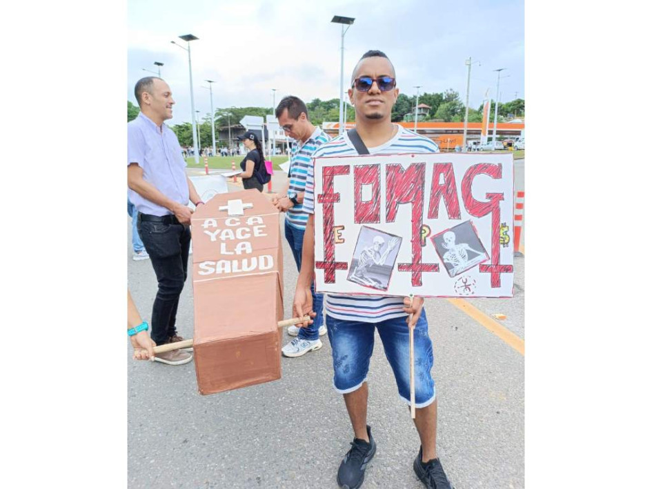 En La Dorada los docentes salieron con pancartas de protesta.