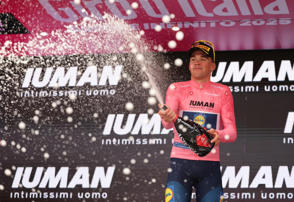 El ciclista danés Mads Pedersen, del equipo Lidl-Trek, con la maglia rosa de líder de la clasificación general, brilla en el podio tras la primera etapa del Giro de Italia, un recorrido de 164 kilómetros entre Durrës y Tirana (Albania).