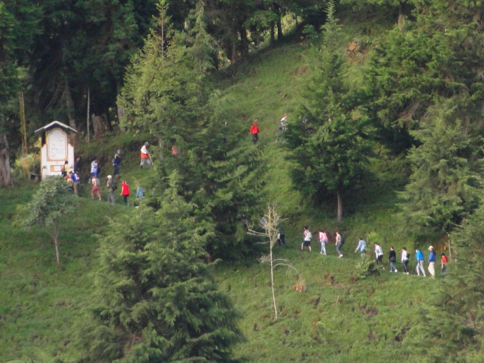 Los peregrinos marcharon desde Pensilvania hasta el cerro Piamonte recorriendo cada uno de los 15 misterios gloriosos, gozosos y dolorosos del rosario, en un ascenso con camino en zig-zag que dura poco más de hora. Ya en la cima, se encoró la parte correspondiente a los misterios luminosos.
