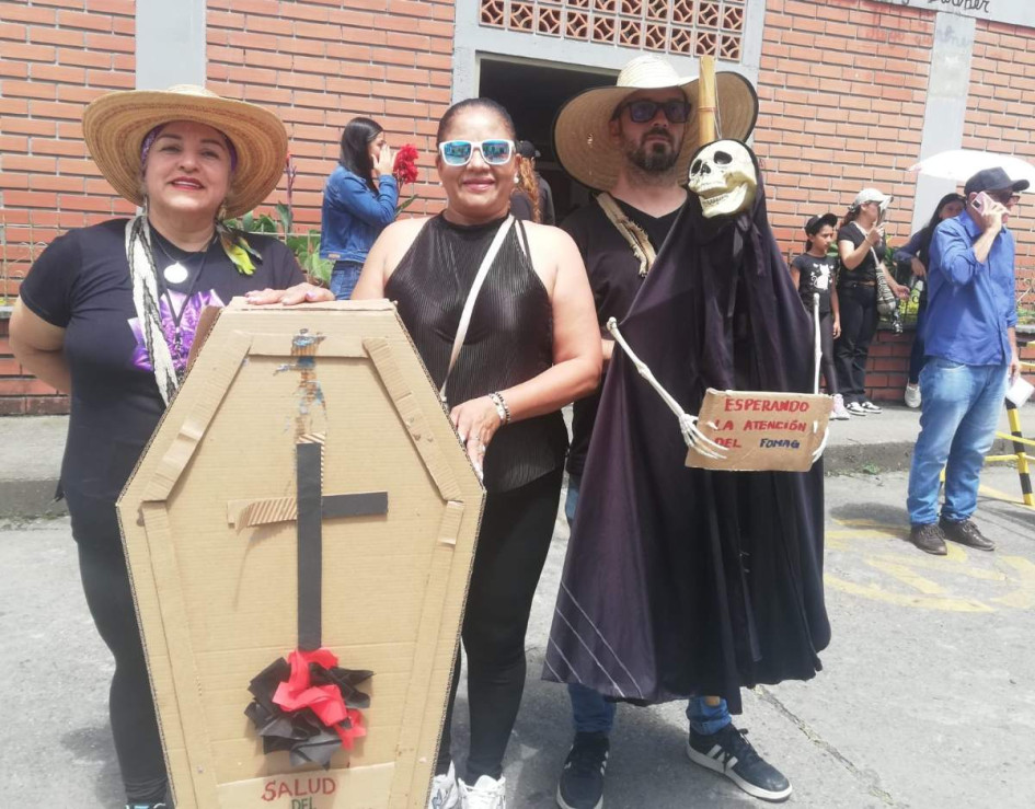 Los maestros usaron un féretro para dejar ver su Inconformidad por el pésimo servicio de salud que padecen.