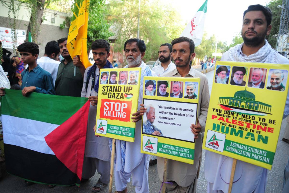 Miembros de la Organización de Estudiantes de Asgharia (musulmanes chiítas) se manifiestan en solidaridad con el pueblo palestino en Hyderabad, Pakistán. 