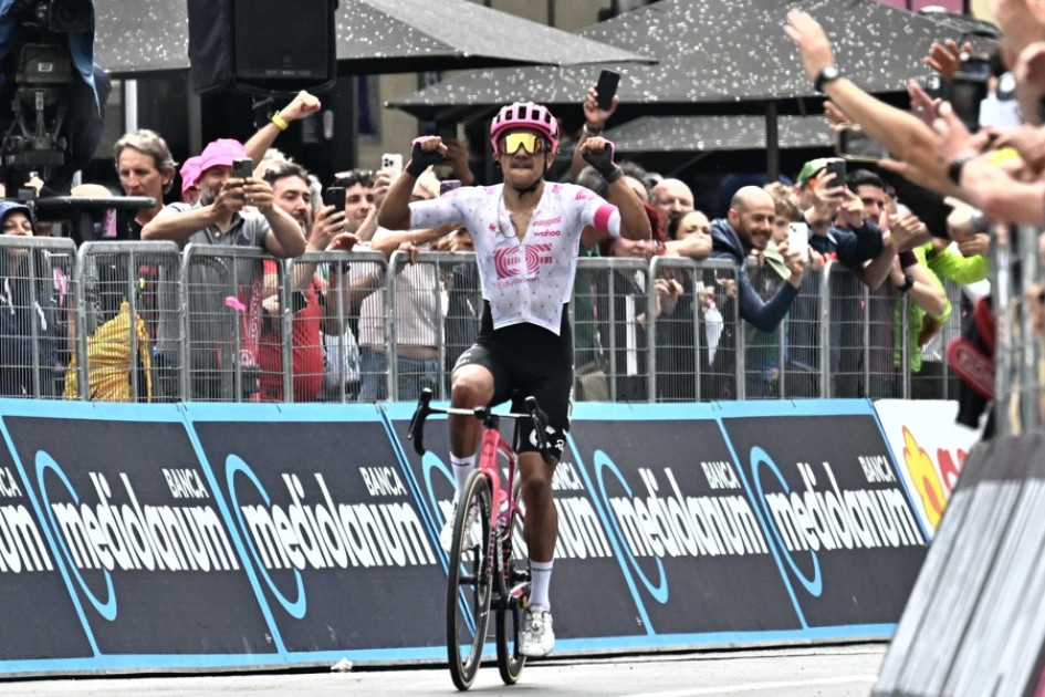 El ciclista ecuatoriano Richard Carapaz ganó la 11.ª etapa del Giro de Italia, de 186 kilómetros desde Viareggio a Castelnovo ne' Monti.