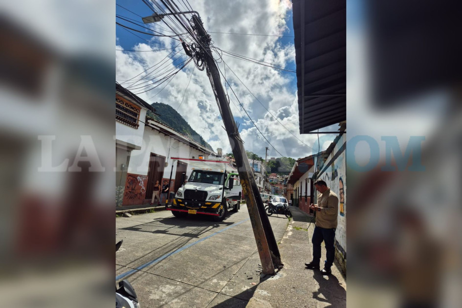 Los dos postes resultaron afectados, luego de que la grúa arrastró los cables del sector.