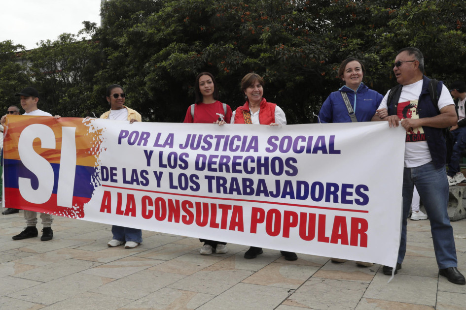 Personas participaron en una manifestación en apoyo al presidente de Colombia, Gustavo Petro, en la Plazoleta del Concejo, en Bogotá, para respaldar la consulta popular.