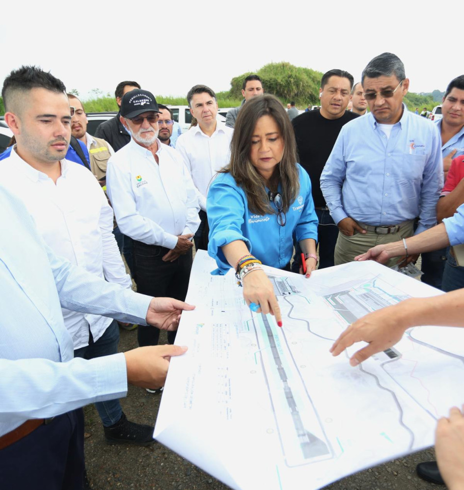 En medio de la lluvia y del terreno empantanado, la ministra de Transporte, María Fernanda Rojas, recorrió el proyecto, junto con la viceministra de esta cartera y encargada de Aerocivil, Liliana María Ospina, y el gobernador de Caldas, Henry Gutiérrez Ángel.