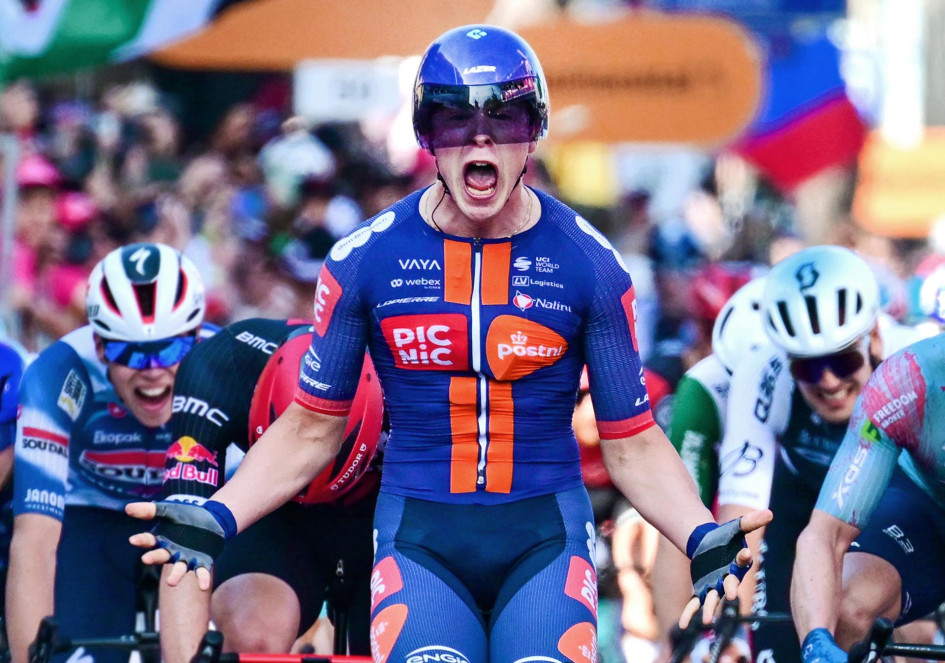 El ciclista holandés Casper van Uden celebra tras ganar la cuarta etapa del Giro de Italia.