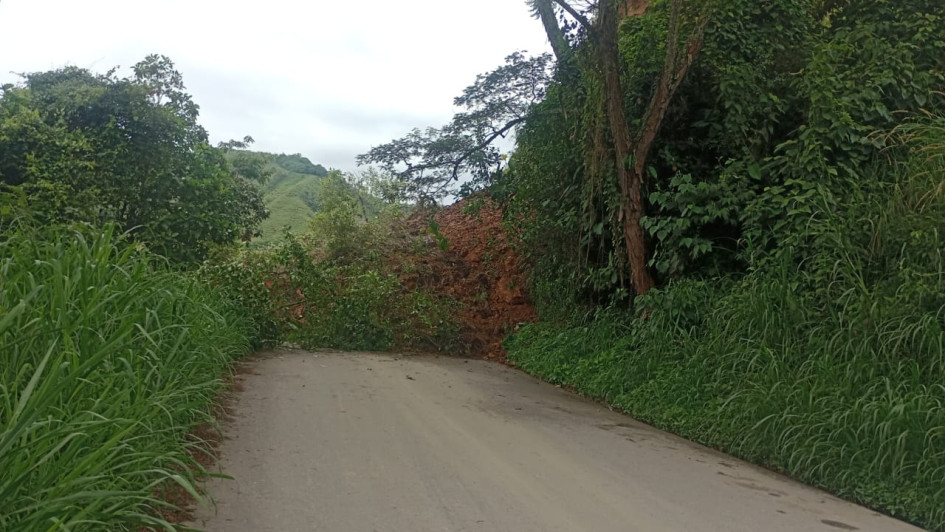Los cierres en la vía Arma - La Pintada son constantes, tanto por los derrumbes que se producen en el trayecto como por las obras de mejoramiento que se adelantan en la ruta.