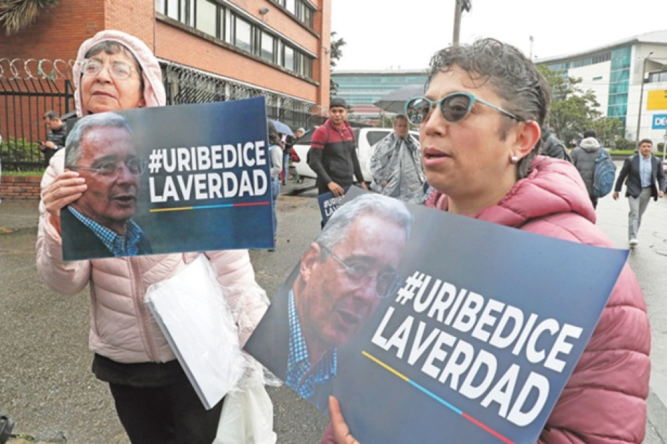 Seguidores de Álvaro Uribe se manifestaron ayer frente a los juzgados de Paloquemao en Bogotá a favor del expresidente.