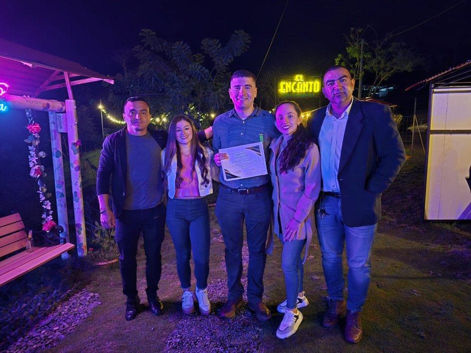 Juan Manuel recibió la Orden Miguel A. Cataño, como mejor docente de Anserma. 