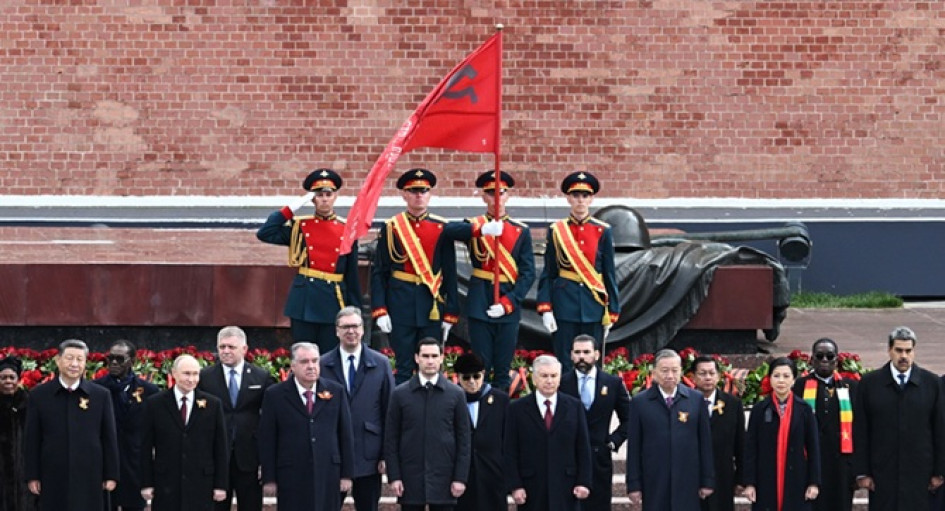 Putin y sus huéspedes depositan una ofrenda floral ante la Tumba del Soldado Desconocido. 