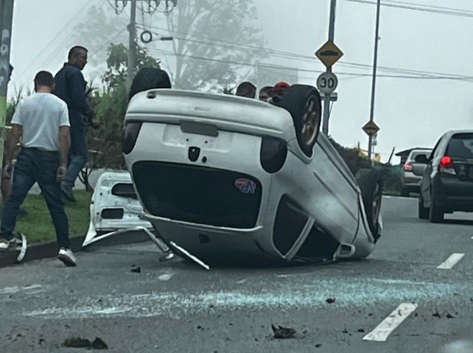 En la avenida Centenario, un automóvil terminó volcado, aunque no hubo reporte de lesionados.
