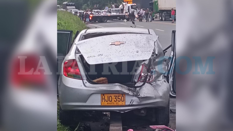 En el choque, que ocurrió en la tarde de este domingo, tres ocupantes resultaron gravemente lesionados.