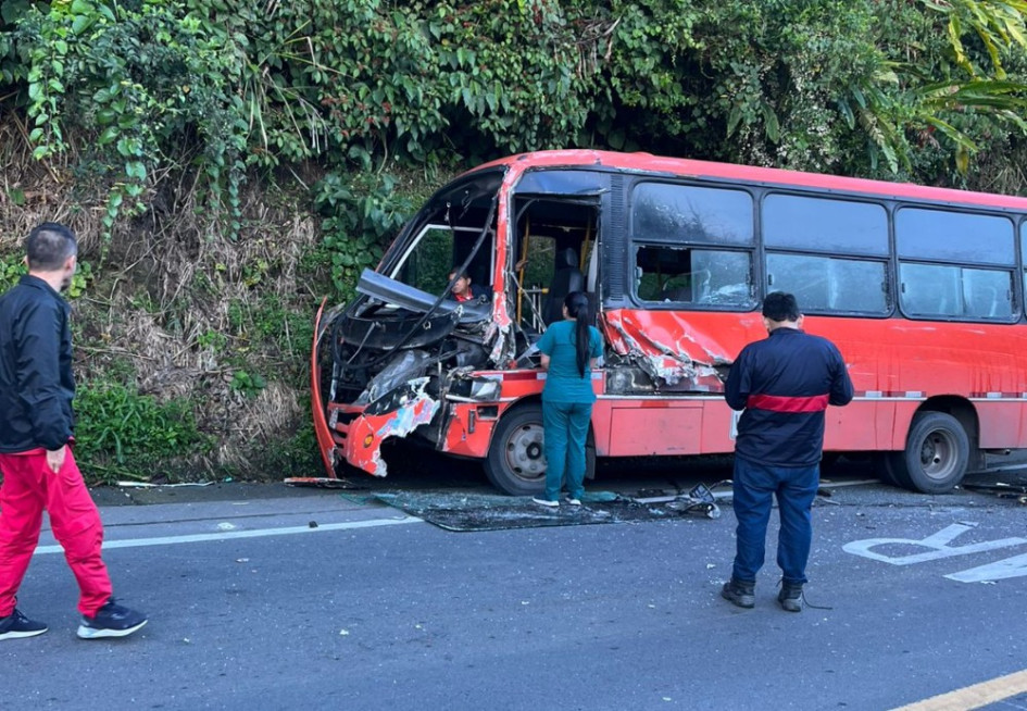 Un bus de servicio público y un camión transportador se chocaron en la vía Pereira - Armenia. El conductor del bus estaría lesionado 