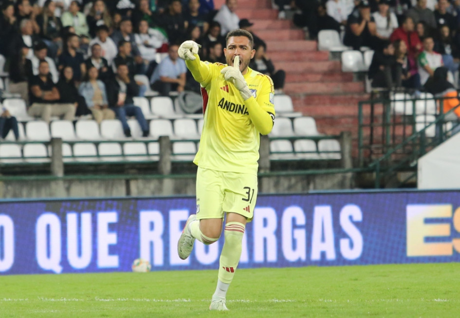 Los gestos de Álvaro Montero, portero de Millonarios, con los que provocó a los hinchas del Once Caldas después del 2-2 en el partido.