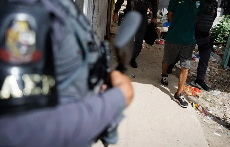 Cuatro sospechosos fueron detenidos por las autoridades, entre ellos un adolescente de 15 años