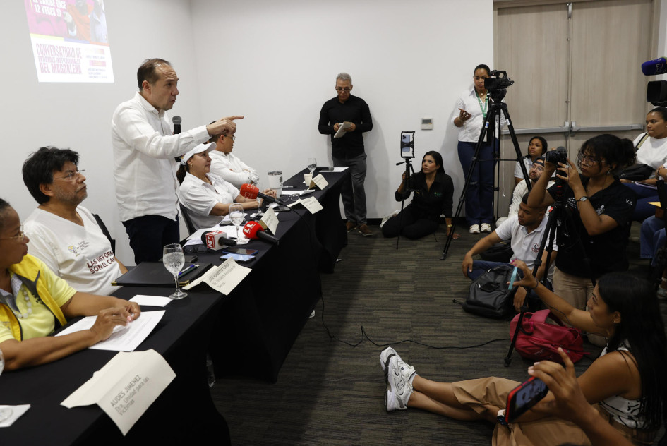 El ministro del Trabajo, Antonio Sanguino, habla durante un encuentro este jueves, en Santa Marta (Colombia).