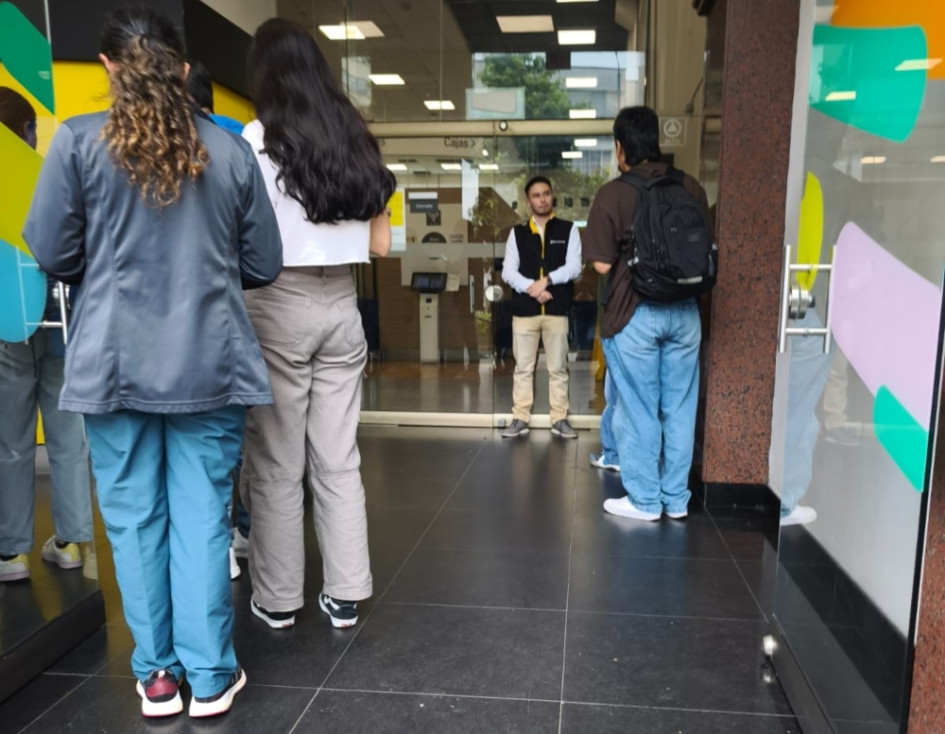 Los usuarios que llegan al Bancolombia de la Avenida Santander en Manizales son devueltos porque no hay atención debido a un daño estructural en el techo.