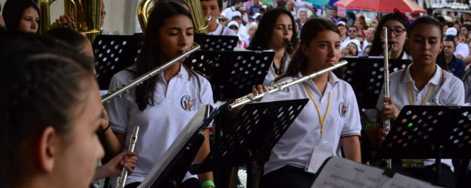 Los músicos hacen parte de las agrupaciones que conforman en sus colegios. 