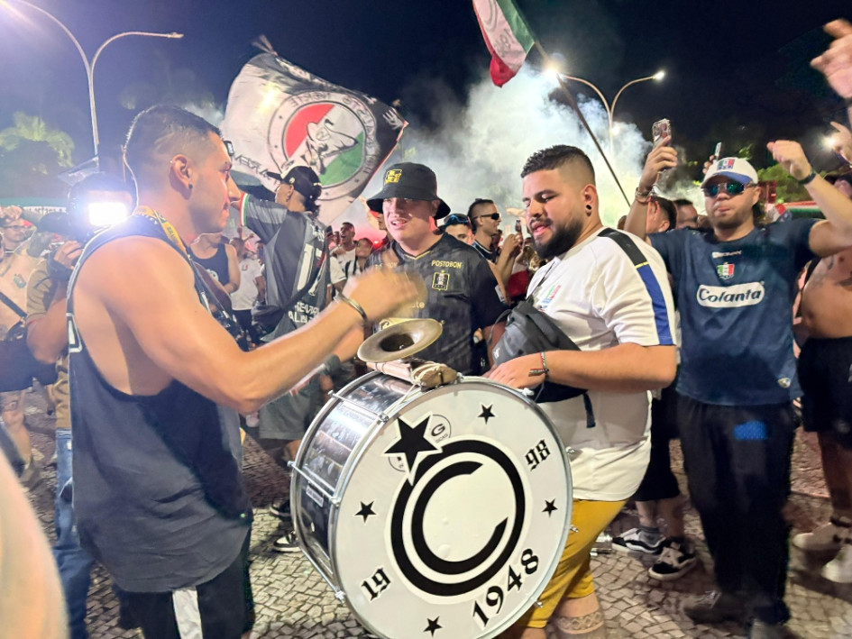 La barra Holocausto Norte lideró el banderazo de los hinchas del Once Caldas este miércoles en Río de Jaineiro. El equipo enfrenta este jueves a Fluminense en la Copa Sudamericana.