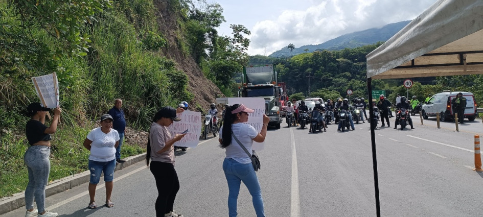 La vía Manizales-Medellín tuvo cierres intermitentes de 9:26 a. m. a 2:30 p. m., en La Felisa. Manifestantes y Pacífico Tres llegaron a un acuerdo.