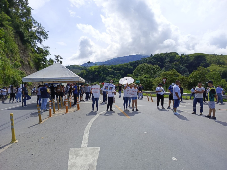Este lunes (26 de mayo) se inició un bloqueo intermitente de la vía Manizales-Medellín, manifestantes le exigen a Pacífico Tres obras para frenar accidentes.