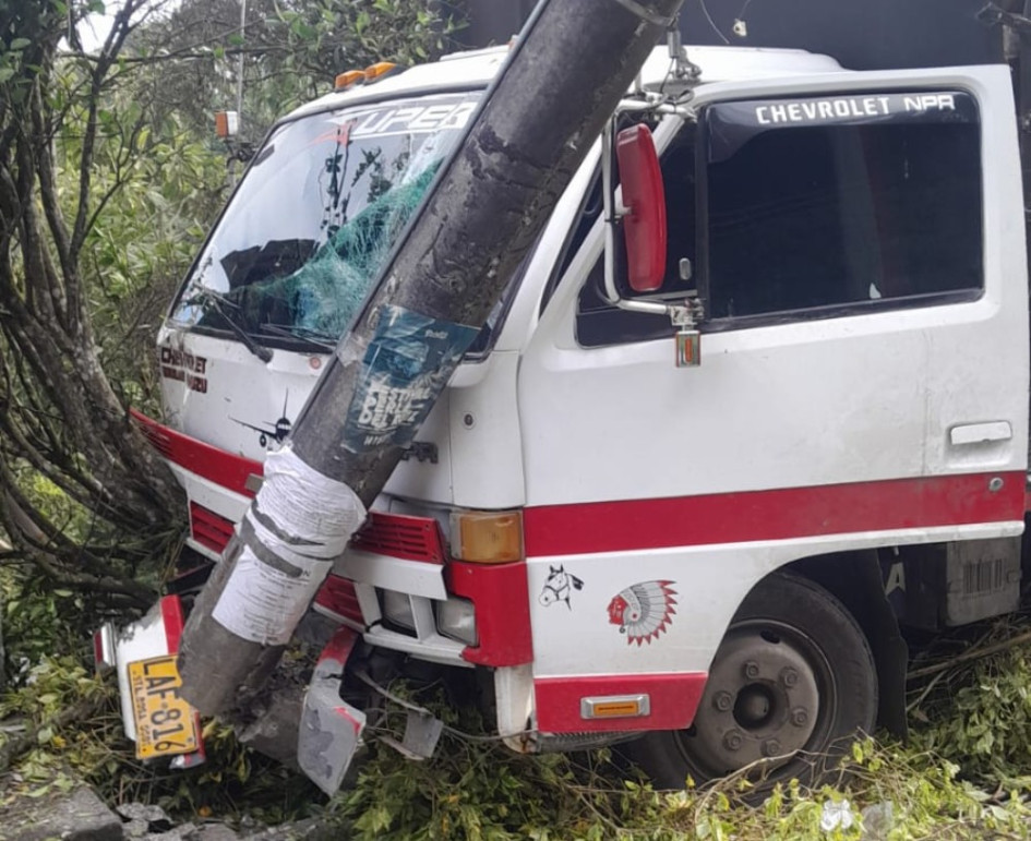 Un camión NPR se quedó sin frenos y chocó de frente contra un poste de luz. Dejó al sector sin energía eléctrica.