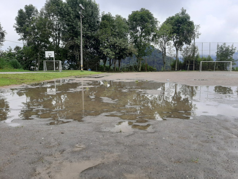 Con carros aguaron las obras en una cancha de Manizales: la Alcaldía instaló una baranda para impedir el ingreso de vehículos y promete reparar el terreno en la segunda fase del proyecto.
