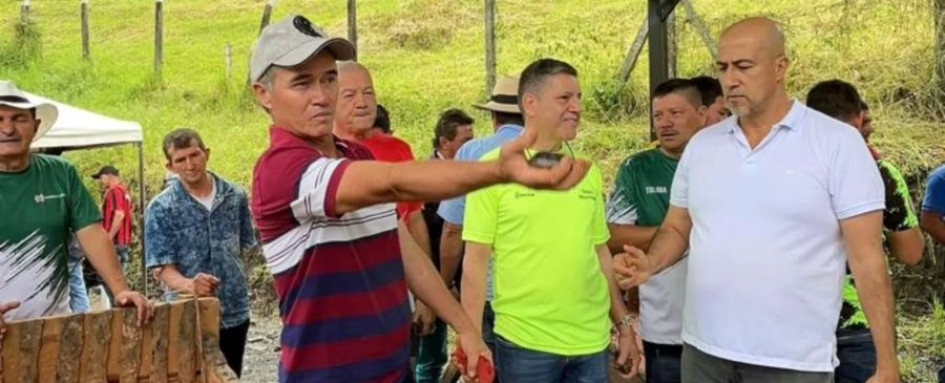 La comunidad disfrutó lanzando discos y quemando la mecha en la nueva cancha de tejo. 