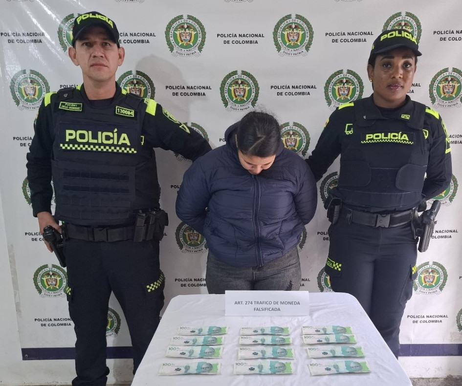Al realizar el procedimiento de registro personal a la mujer, se hallaron doce (12) billetes de $100.000 que presentaban inconsistencias evidentes