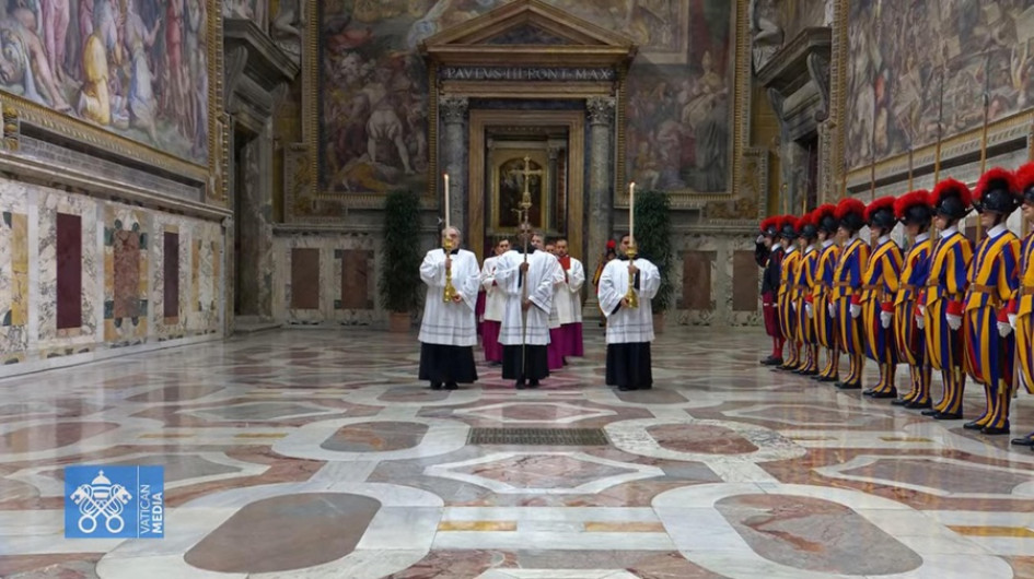 Una captura de pantalla tomada de un video difundido por los medios del Vaticano muestra a los cardenales electores saliendo de la Capilla Paulina del Palacio Apostólico hacia la Capilla Sixtina