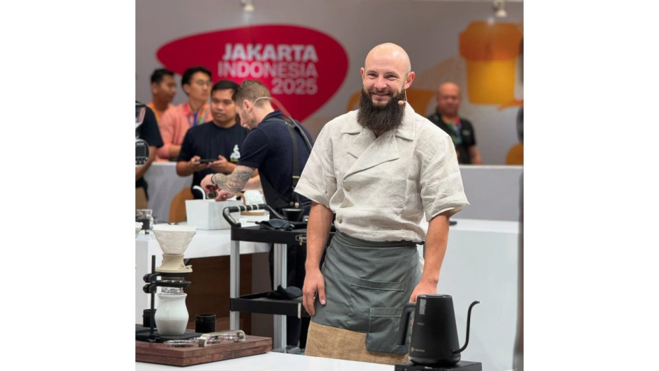  Carlos Escobar Vallejo en el Campeonato Mundial de Cafés Filtrados del 2025 en Jakarta (Indonesia). 