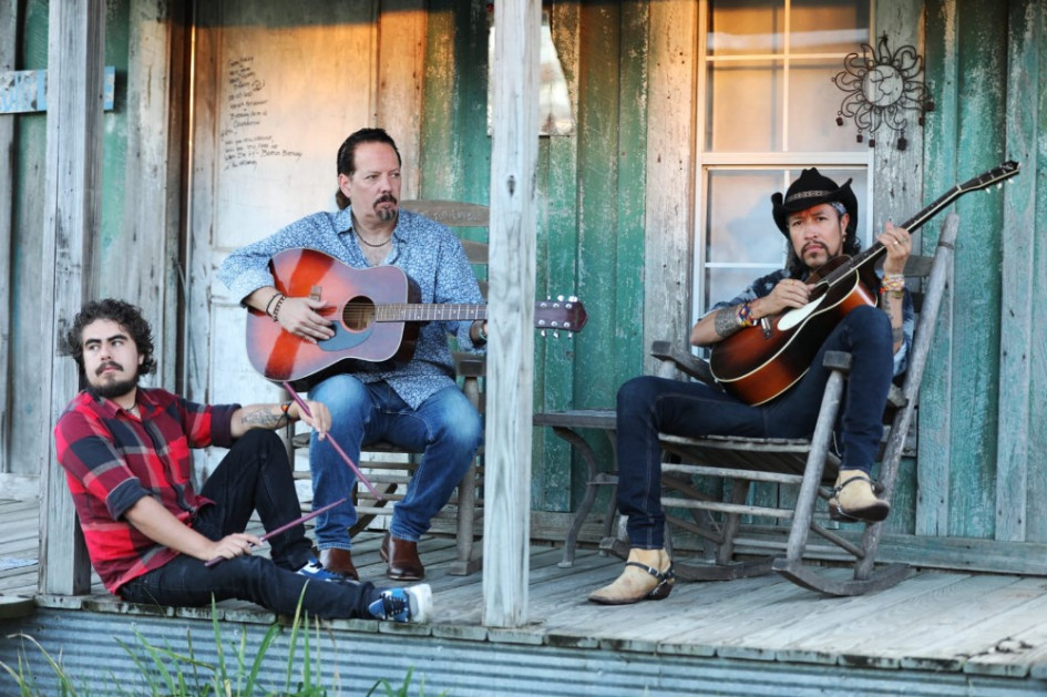 Carlos Elliot Jr. no solo canta y toca la guitarra. Él invoca una geografía sonora donde el alma del blues dialoga con el espíritu de la montaña andina, el tambor de los nativos americanos y la memoria del jornalero cafetero.  Su quinto álbum, Soul Boogie, es la más reciente parada de una exploración musical y espiritual que ha trazado entre los ríos Otún y Mississippi, entre las veredas de Risaralda y los juke joints de Nueva Orleans. “Soul Boogie es la danza del alma, el viaje del espíritu”, dice Carlos E