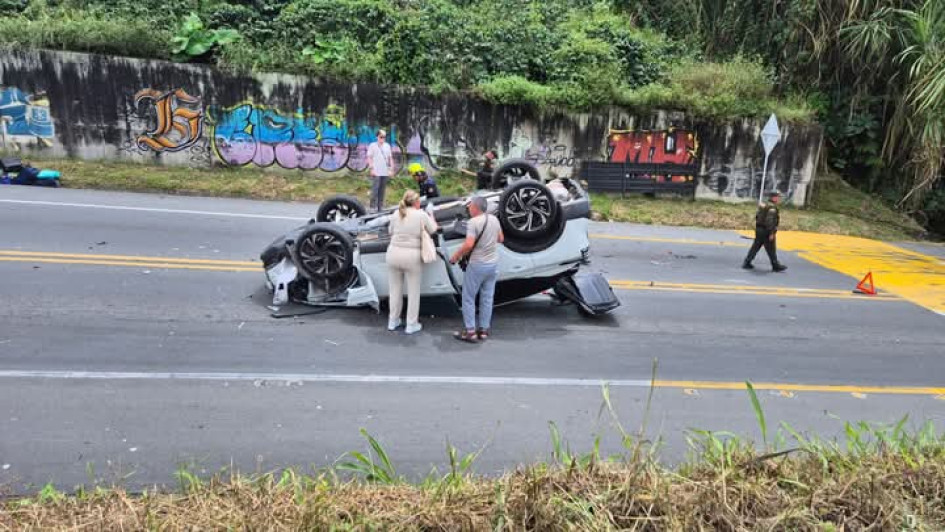 Así quedó el vehículo volcado este sábado.