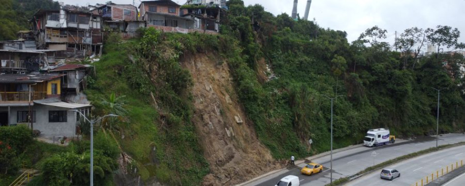 La vivienda está situada sobre la vía Panamericana, específicamente al frente de la Terminal de Transporte Los Cámbulos de Manizales. 
