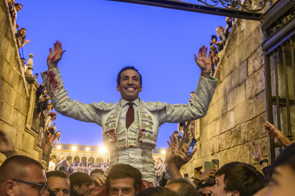 El diestro David de Miranda sale a hombros a la finalización de la corrida de abono de la Feria de Abril que se ha celebrado este sábado en La Real Maestranza, en Sevilla.