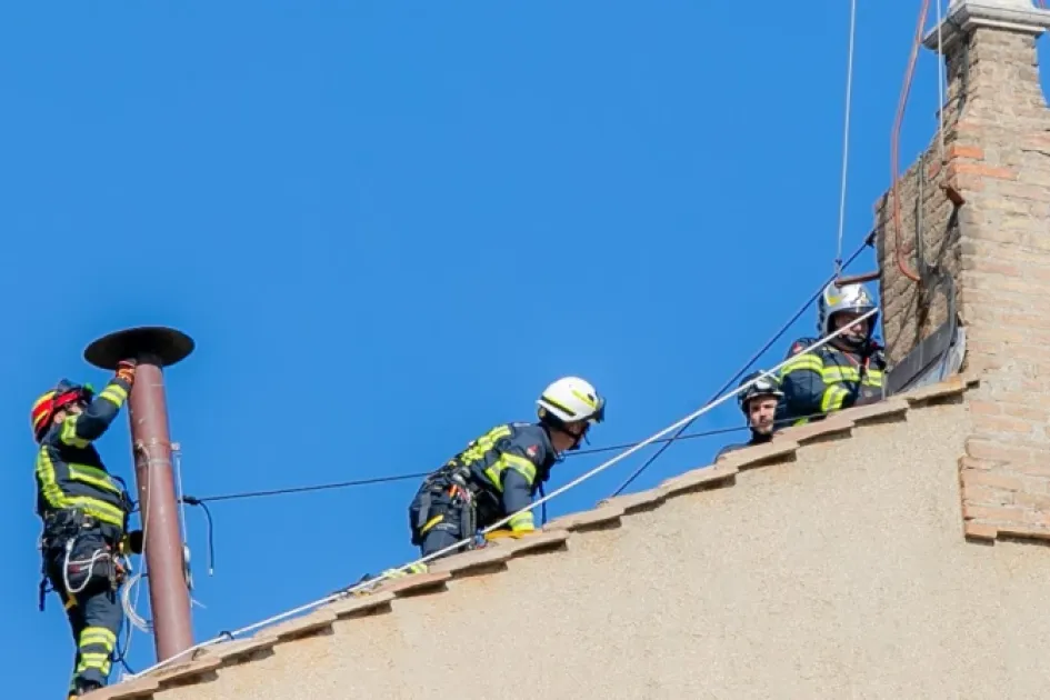 Instalaron la chimenea en la Capilla Sixtina este viernes.