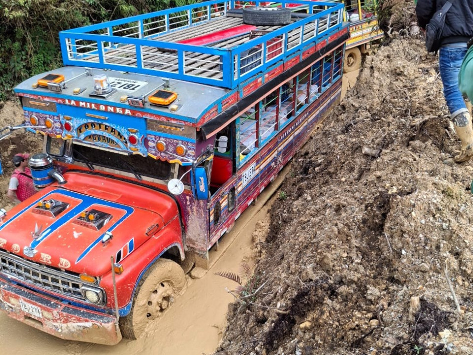 Para cruzar una vía del Norte de Caldas hay que tener las botas puestas. Desde febrero de este 2025, quienes la transitan viven penurias para llegar a su destino. El Invías consulta con sus técnicos la atención de la ruta.