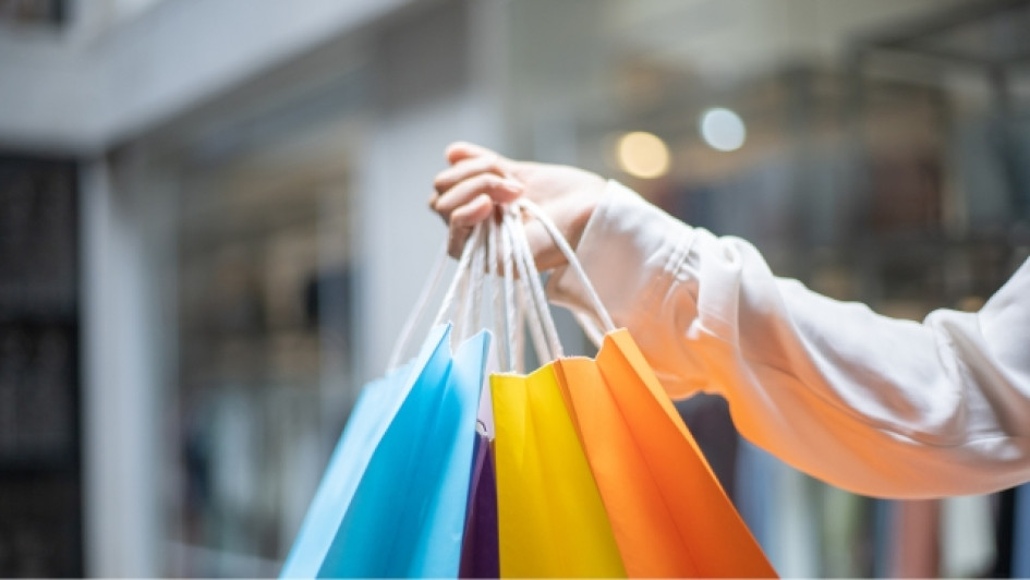 Mano sosteniendo bolsas de compras