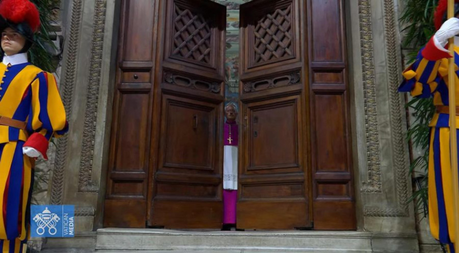 Una captura de pantalla tomada de un video publicado por los medios del Vaticano muestra el cierre de la puerta de la Capilla Sixtina después del 'Extra omnes', donde se lleva a cabo el cónclave