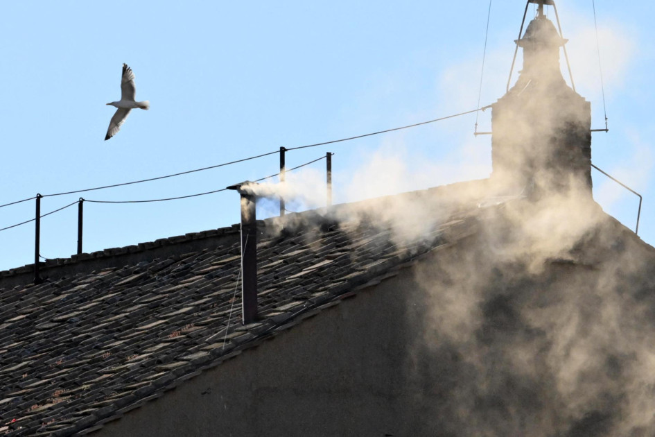 El humo blanco se eleva desde la chimenea de la Capilla Sixtina, señalando que los cardenales eligieron un nuevo papa durante su cónclave en la Ciudad del Vaticano, este 8 de mayo de 2025.