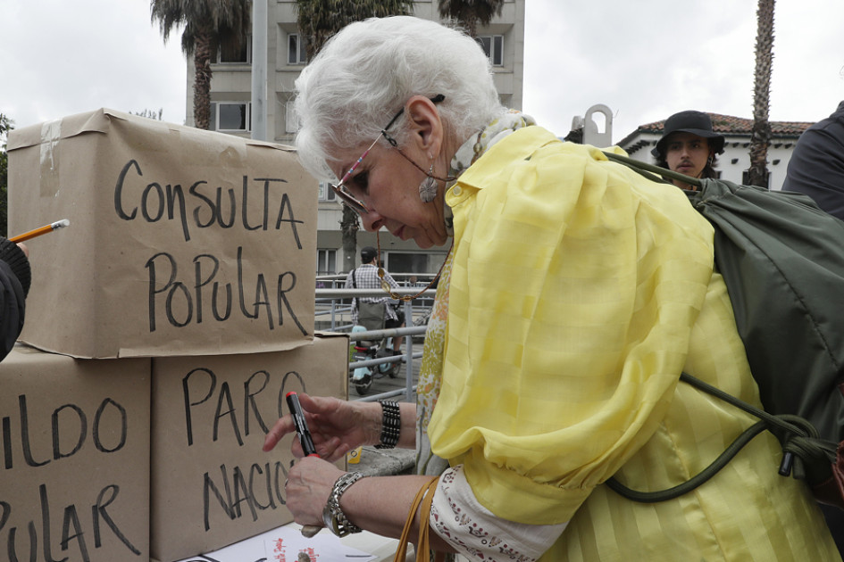 Una mujer participa en una votación simbólica durante una manifestación en apoyo al presidente de Colombia, Gustavo Petro,