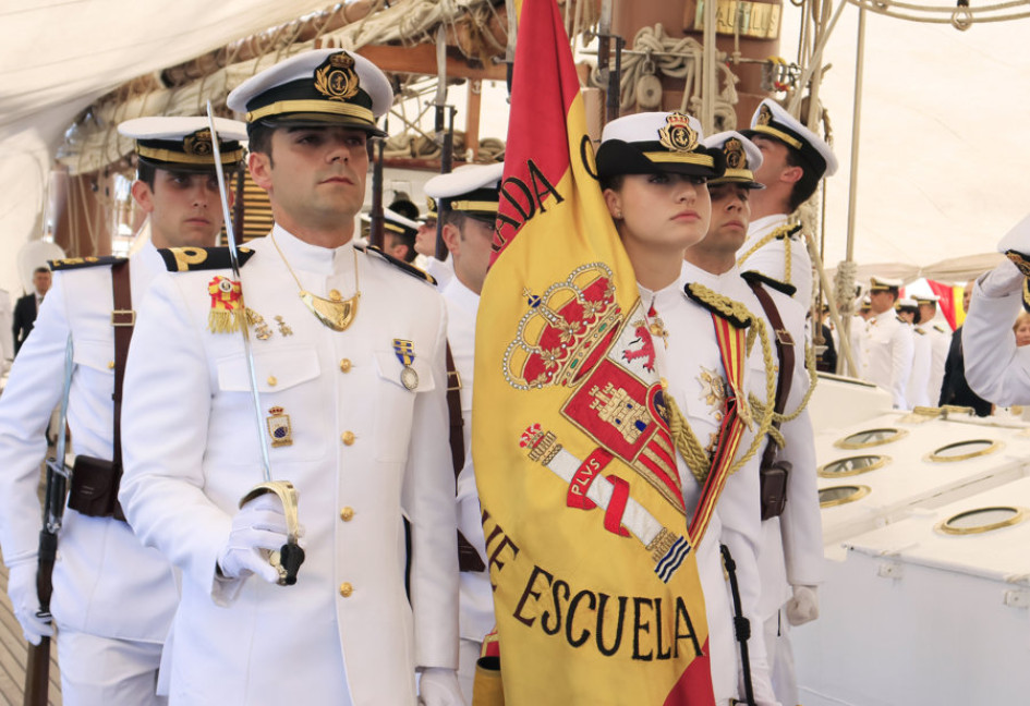 La princesa de Asturias, Leonor de Borbón, porta la bandera nacional de España durante el acto de jura de bandera a bordo del buque escuela de la Armada español